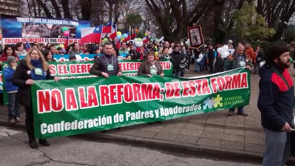Marcha de padres contra reforma educacional contó con respaldo de la oposición