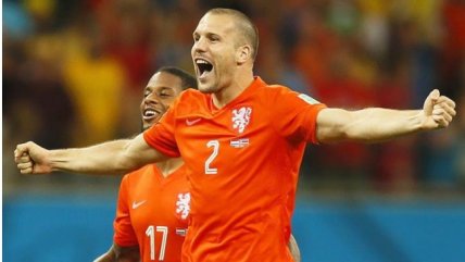 Dolencia de holandés Ron Vlaar mantiene en suspenso su participación ante Argentina