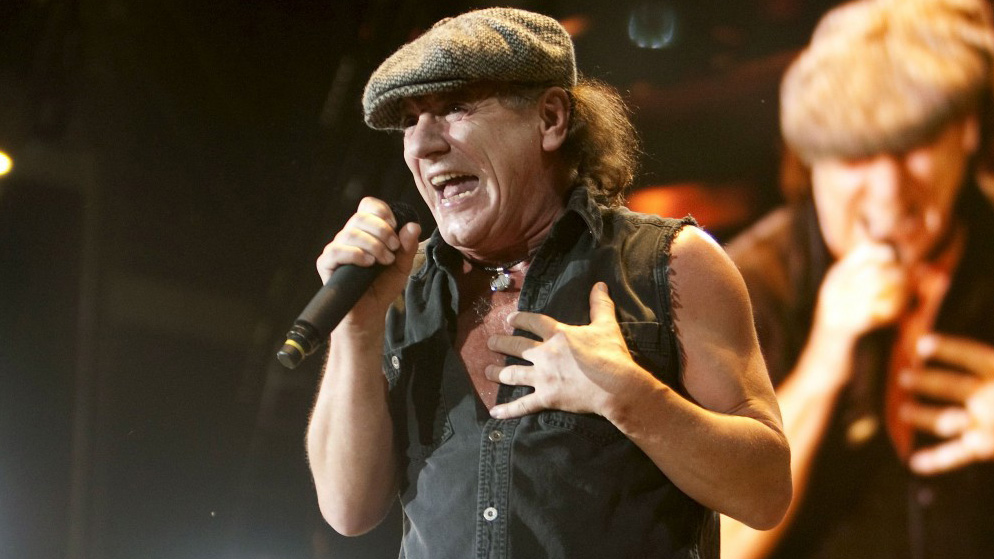 Vocalista de AC/DC recibirá título de doctor en música - Cooperativa.cl