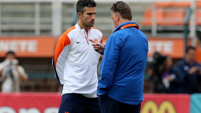 Van Gaal conversó con Van Persie en última práctica de Holanda