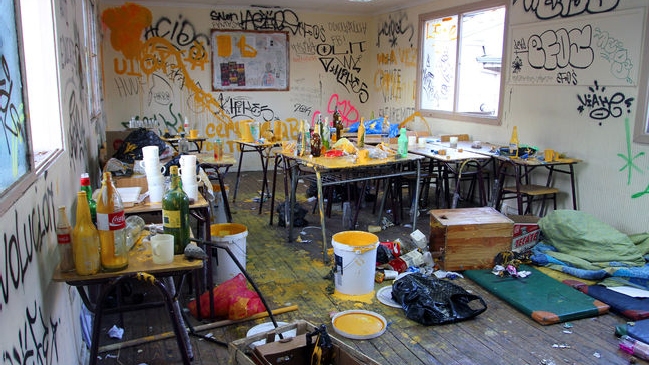 Desalojo del Liceo Cervantes: Seis menores fueron formalizados por maltrato a carabineros