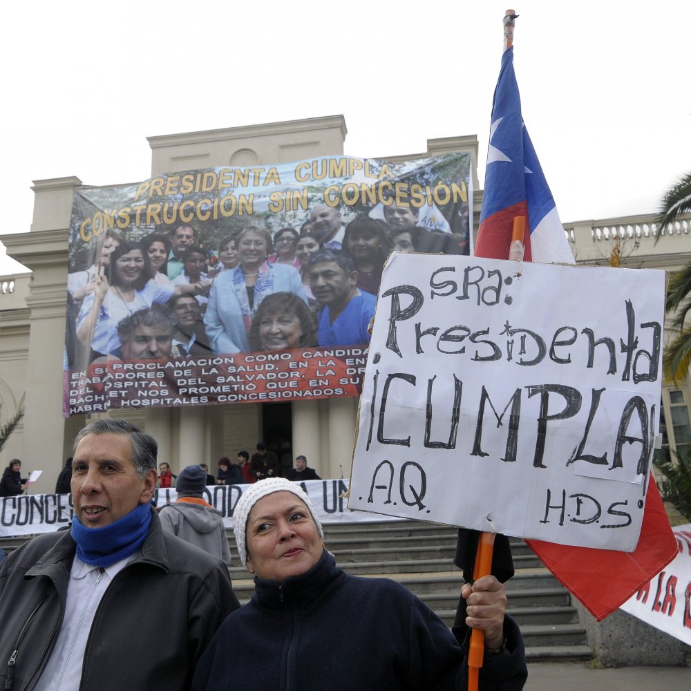 Trabajadores continúan con paro indefinido en el Hospital del Salvador