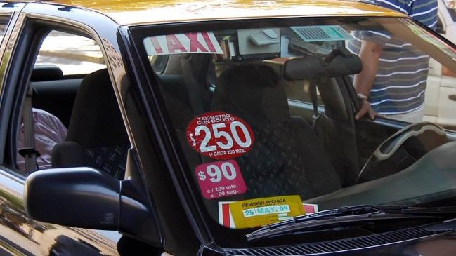Taxis aumentarán tarifas en la Región Metropolitana por alza en combustibles