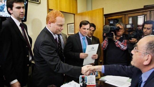 Sin las firmas de Amplitud, Alianza oficializó interpelación a ministro Peñailillo