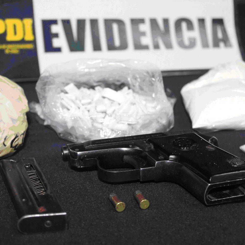 PDI detuvo a pareja que vendía droga a metros de colegio en Rancagua