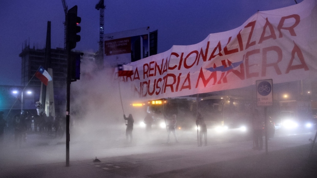 Trabajadores del cobre protestan en la Alameda