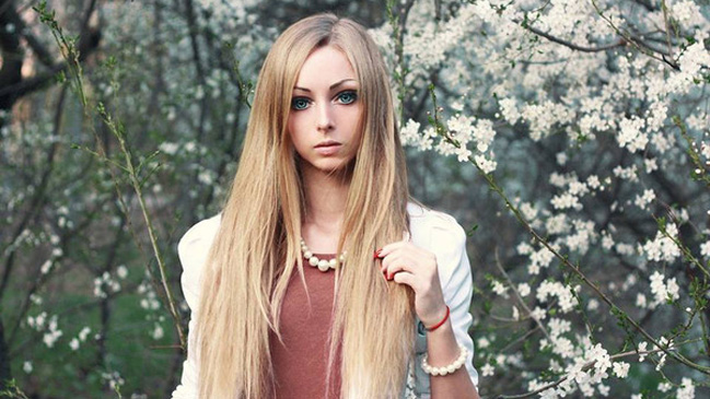 Nueva Barbie humana aseguró que su parecido a la muñeca es natural