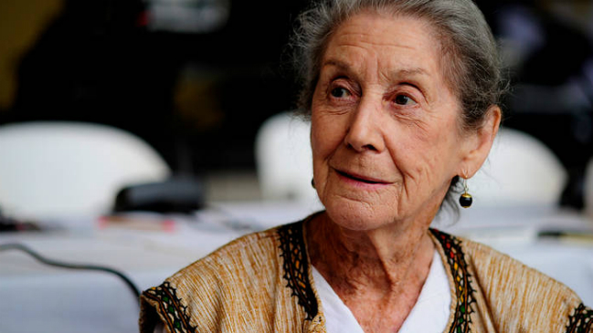A los 90 años falleció la escritora sudafricana Nadine Gordimer