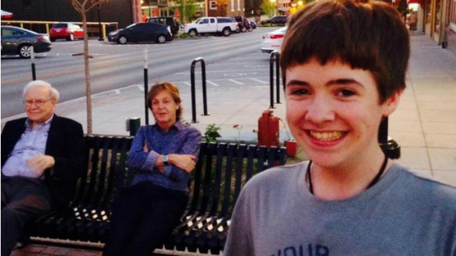 Fotografía de niño con Paul McCartney postula a la mejor selfie del año