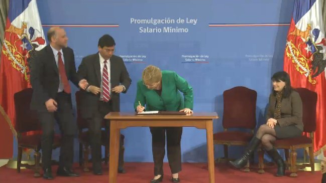 Bachelet promulgó salario mínimo de 225 mil pesos