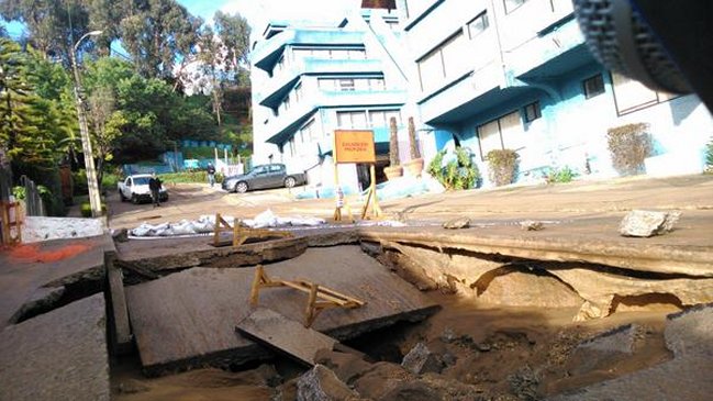 Vecinos de Reñaca preocupados por socavón causado tras lluvias