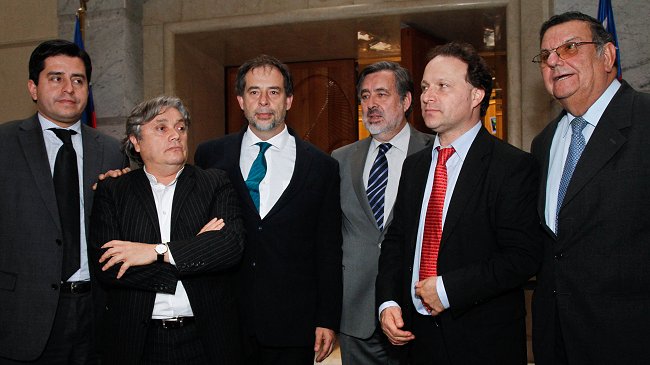 Senadores pro asamblea constituyente iniciarán gira por Chile