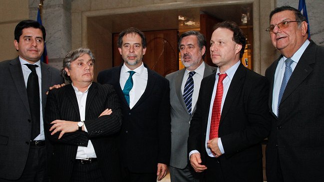 Senadores pro asamblea constituyente iniciarán gira por Chile