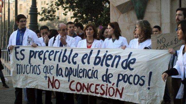 Médicos entregaron carta a Bachelet contra la concesión del Hospital Salvador