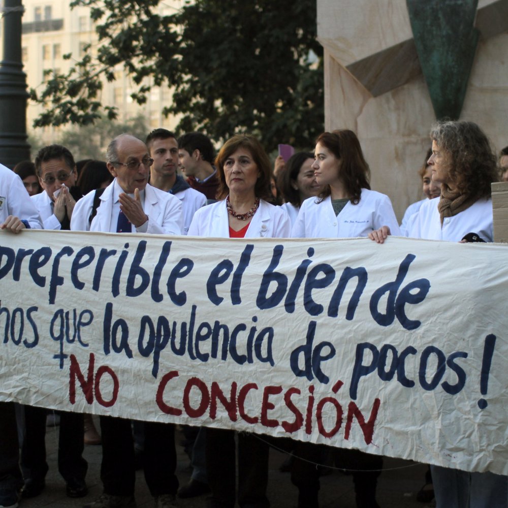 Médicos entregaron carta a Bachelet contra la concesión del Hospital Salvador