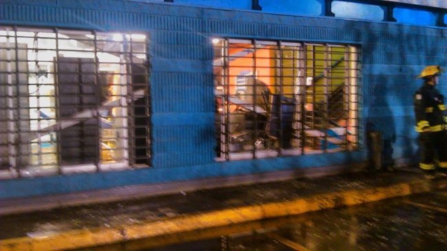 Delincuentes intentaron robar cajero automático desde supermercado en Conchalí