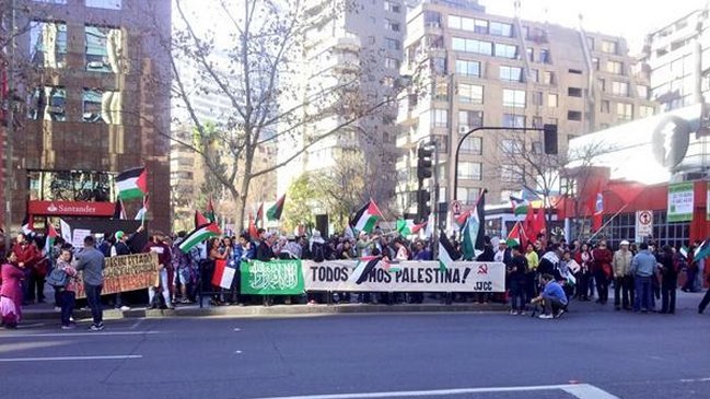 Manifestantes protestaron frente a Embajada de Israel en Las Condes