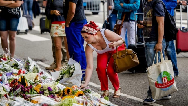 Forenses holandeses examinan los cadáveres del avión malasio