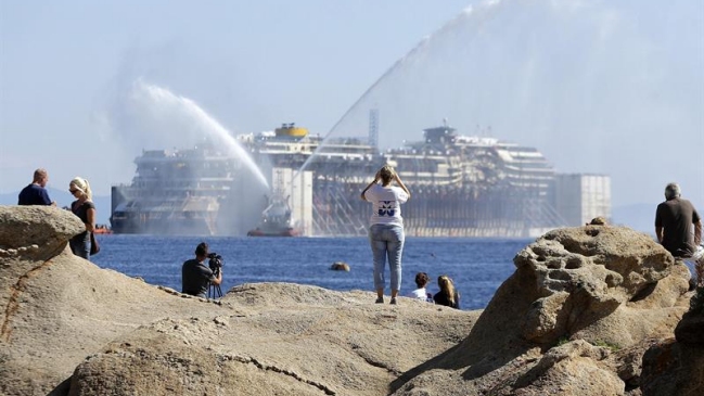 Comenzó el traslado definitivo del crucero Costa Concordia a Génova