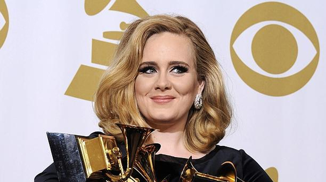 Hijo de Adele recibirá suma de dinero tras demanda por publicación de fotos