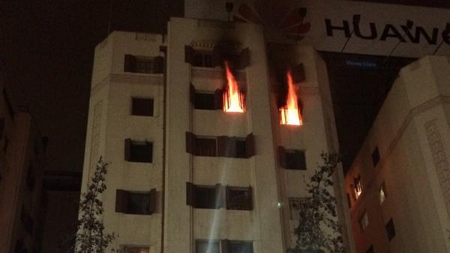 Incendio afectó a edificio de Plaza Italia