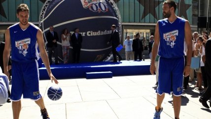  Los Gasol iniciaron el recorrido del balón mundialista  