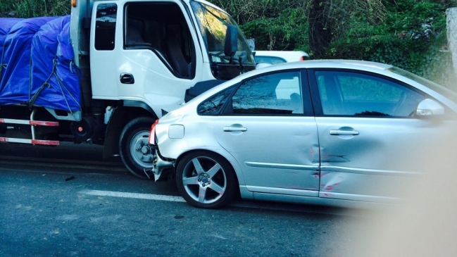 Camión impactó a cinco vehículos en Valparaíso