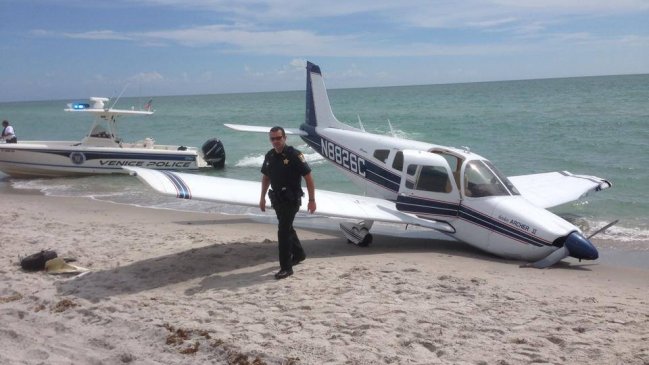 Hombre falleció al ser impactado por avioneta en playa de EE.UU.