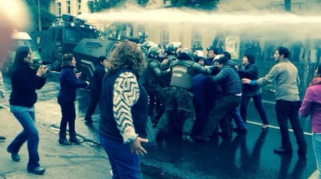 Protestas y detenidos al cumplirse tres semanas de paro en el Hospital del Salvador