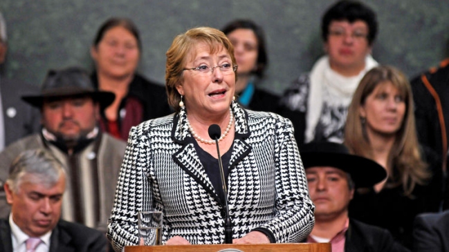 Bachelet cita a Frei Montalva al defender reforma educacional