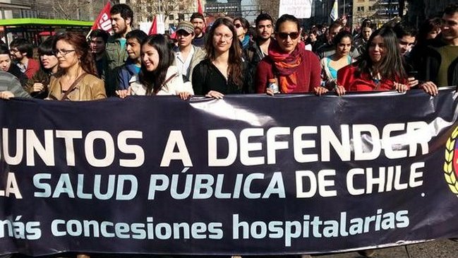 Diputadas marcharon en contra de la concesión del Hospital del Salvador