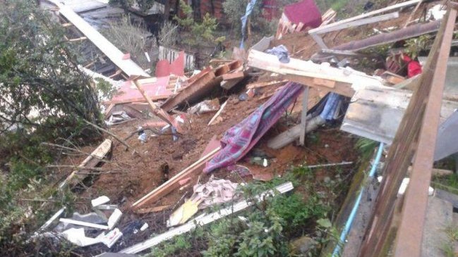 Deslizamiento de tierra dejó con daños a cuatro casas en caleta Tumbes