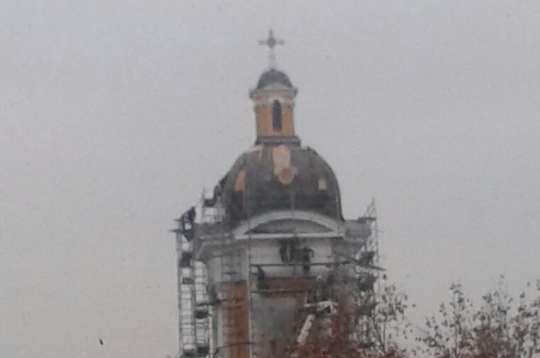 Hombre amenaza con lanzarse desde cúpula de Iglesia en Providencia