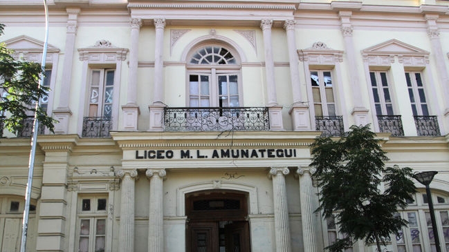 Carabineros desalojó el Liceo Amunátegui