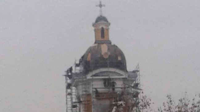 Hombre amenaza con lanzarse desde cúpula de Iglesia en Providencia