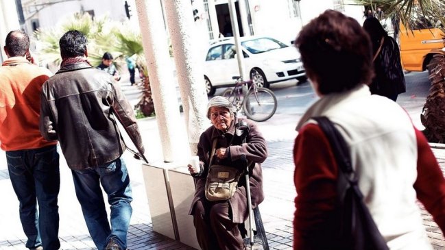 Profesora jubilada debe pedir dinero en la calle para sobrevivir