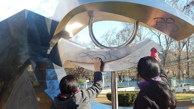 Desconocidos rayaron escultura del detenido desaparecido en Talca