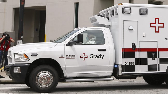 Médico estadounidense con ébola muestra mejoría