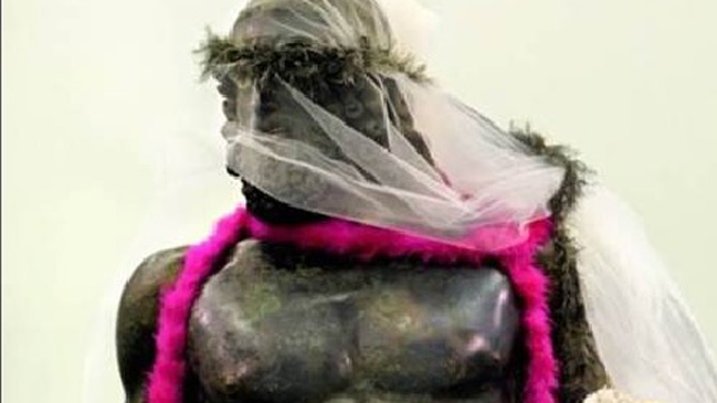 Polémica en Italia por fotos a estatuas griegas vestidas con tanga y velo