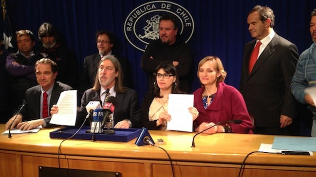 Portuarios, Gobierno y Senado firmaron acuerdo por ley corta