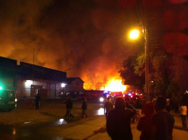Incendio de gran magnitud afecta a empresa en San Felipe