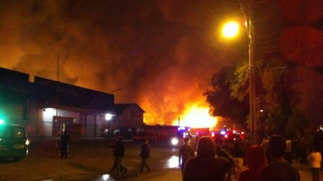 Incendio de gran magnitud afecta a empresa en San Felipe