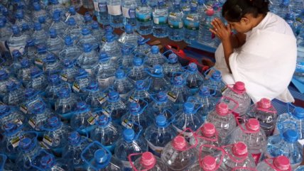   Miles de botellas de agua potable intentan auxiliar sequía histórica en Sri Lanka 