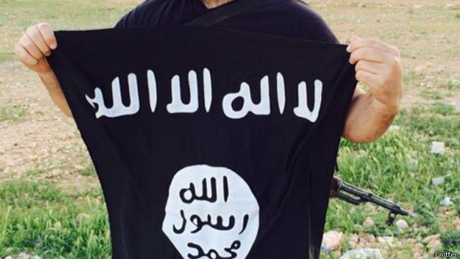 Foto de niño sosteniendo 