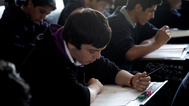 Encuesta Cooperativa: Nueve de cada 10 consultados cree que la reforma educacional es 