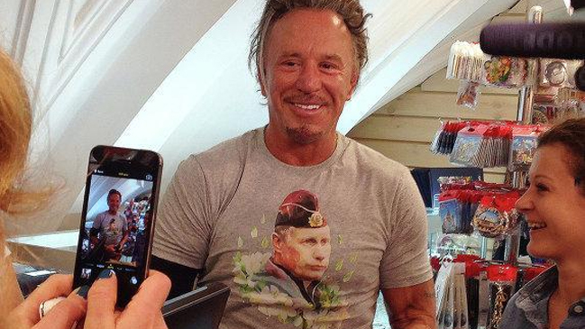 Mickey Rourke se puso camiseta de Putin durante su visita a Moscú