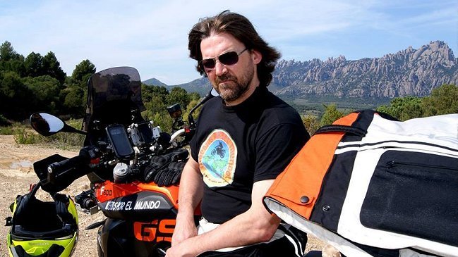 Motorista que apoya a 