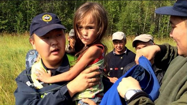 Niña siberiana perdida en el bosque sobrevivió nueve días acompañada por su perro