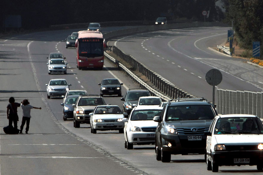 Cuatro muertos y 150 mil vehículos en ruta marcan primera jornada de fin de semana largo