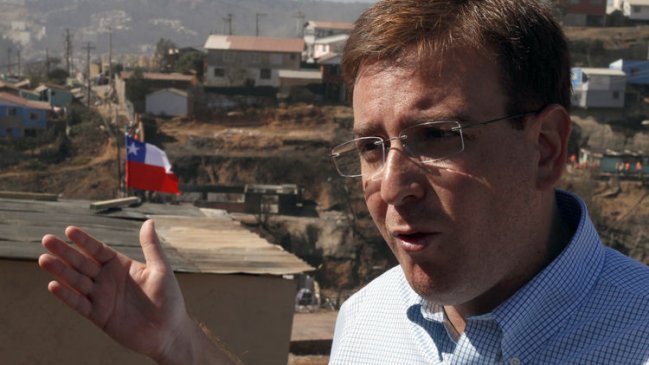Entregan primer permiso de autoconstrucción para damnificados en Valparaíso